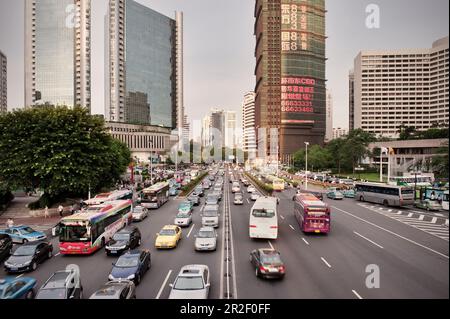 Embouteillage sur route à plusieurs voies à Guangzhou, province de Guangdon, Chine Banque D'Images