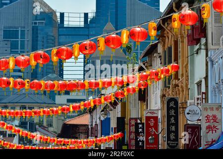 Décoration colorée avec lumières de fées et lanternes pour le nouvel an chinois, Chinatown, Singapour Banque D'Images