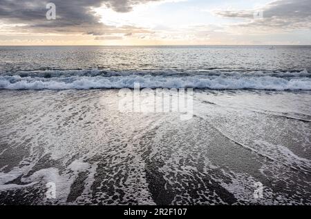 Vue sur l'océan Atlantique depuis la plage de Puerto Naos, la Palma, îles Canaries, Espagne, Europe Banque D'Images