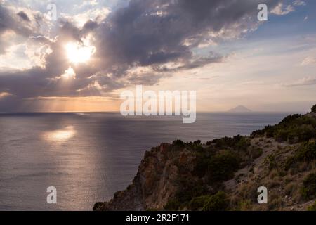 Coucher de soleil avec nuages sur la mer sur Lipari, Sicile Italie Banque D'Images