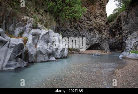 Gorges sur la rivière Alcantara dans la Gole dell'Alcantara près de Taormina, Sicile Italie Banque D'Images