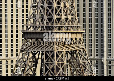 Vue sur la réplique de la Tour Eiffel et un complexe hôtelier de Las Vegas, Nevada, Etats-Unis Banque D'Images