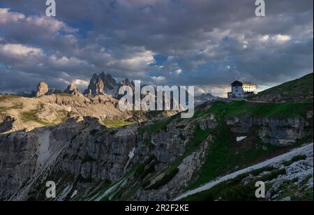 Paysage de montagne au-dessous du Drei Zinnen avec la hutte d'Auronzo dans les Dolomites, Tyrol du Sud Banque D'Images