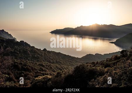 Baie de Girolata, coucher de soleil sur la réserve naturelle de Scandola, Galeria, Calvi, Corse, France. Banque D'Images