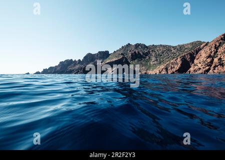 Vue de la baie de Girolata à la réserve naturelle de Scandola, Galeria, Calvi, Corse, France. Banque D'Images