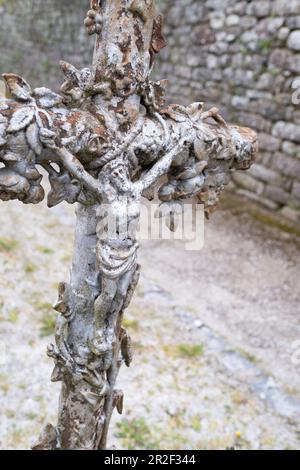 Crucifix orné dans un cimetière Banque D'Images