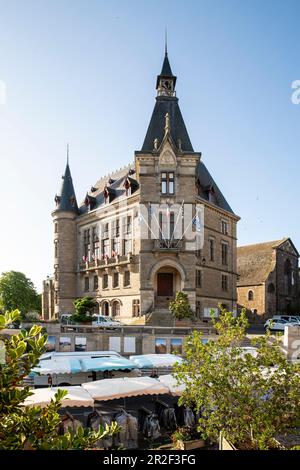 Vue sur le marché jusqu'à l'hôtel de ville, Redon, département d'Ille-et-Vilaine, Bretagne, France, Europe Banque D'Images