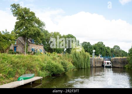 Péniche dans l'écluse de Guipry avec écluse, département d'Ille-et-Vilaine, Bretagne, France, Europe Banque D'Images