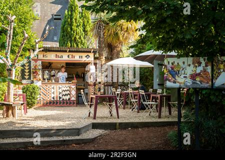 Café de jardin de rêve à la Gacilly, département du Morbihan, Bretagne, France, Europe Banque D'Images