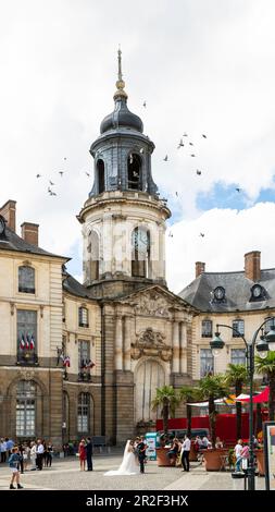 Des jeunes mariés et une fête de mariage sur la place animée de l'hôtel de ville avec tour de l'horloge, place de la Mairie, H? Tel de ville, Rennes, département d'Ille-et-Vilaine, Banque D'Images