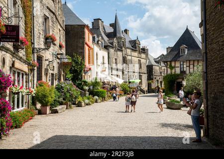 Romantique place du puits en été avec les gens, Rochefort en Terre, D? Partenariat Morbihan, Bretagne, France, Europe Banque D'Images