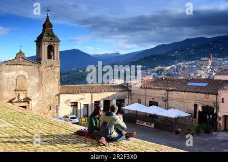 Deux personnes au château, Castelbuono dans les hauts plateaux de la Médonie près de Cefalu, côte nord, Sicile, Italie Banque D'Images