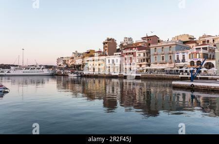 Vue sur le lac depuis Agios Nikolaos - Limni Voulismeni dans la soirée, Crète, Grèce Banque D'Images