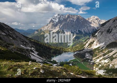 Panorama de Seebensee au printemps avec Zugspitze, Vorderes Tajakopf, nuages dans le ciel, Ehrwald Autriche Banque D'Images