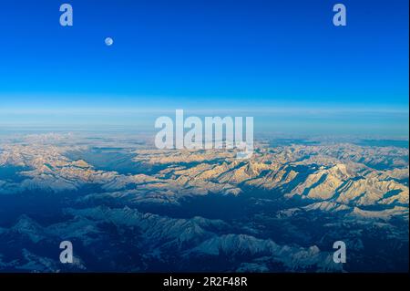 La lune s'élève sur les montagnes suisses, vue aérienne Banque D'Images