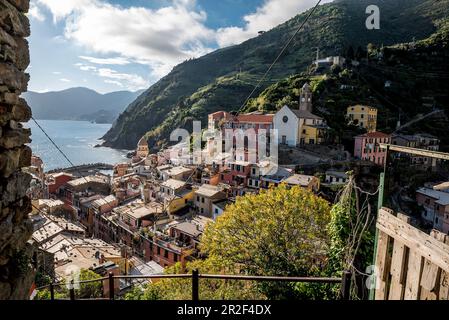 Vue depuis le sommet des vignobles jusqu'à Vernazza, Cinque Terre, Italie Banque D'Images