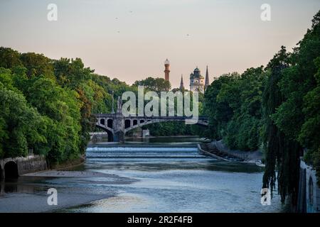 Vue du Luitpoltbrücke vers le sud en descendant l'Isar jusqu'au Maximiliansbrücke, la tour du Muffathalle et le Müller'schen Volksbad, Mun Banque D'Images