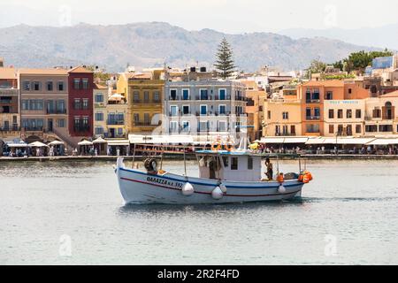 Bateau dans le port vénitien de Chania, nord-ouest de la Crète, Grèce Banque D'Images