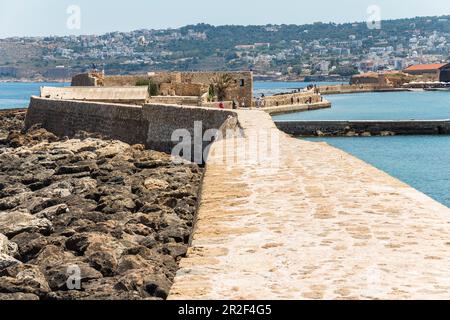 Mole au port vénitien de Chania, dans le nord-ouest de la Crète, Grèce Banque D'Images