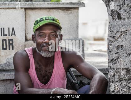 Un homme cubain fume son cigare à la dernière feuille de tabac, à Santiago de Cuba, Cuba Banque D'Images