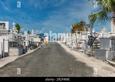 Une femme cubaine marche au cimetière de Santa Ifgenia, Santiago de Cuba, Cuba Banque D'Images