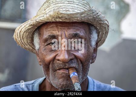 Cultivateur de tabac dans la vallée de Vinales, Pinar del Rio, Cuba Banque D'Images