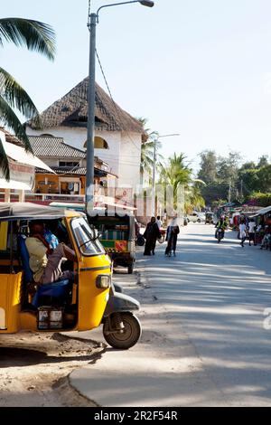 Tuk tuk et scène de rue, Watamu, Malindi, Kenya Banque D'Images