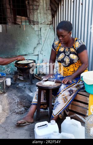 Femme kenyane qui cuisine des chapati typiques, Watamu, Malindi, Kenya Banque D'Images