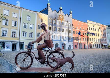 Sculpture avec cycliste et chien sur la place du marché de Burghausen, Burghausen, Benediktradweg, haute-Bavière, Bavière, Allemagne Banque D'Images