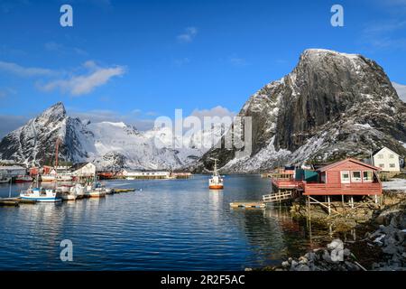 Le navire va au port de Hamnoy, Hamnoy, Lofoten, Nordland, Norvège Banque D'Images
