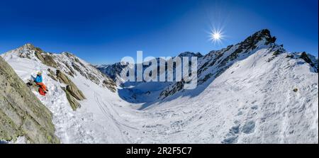 Panorama avec la femme en visite de ski prend une pause, Steintalspitzen, Alpes de Stubai, Tyrol, Autriche Banque D'Images