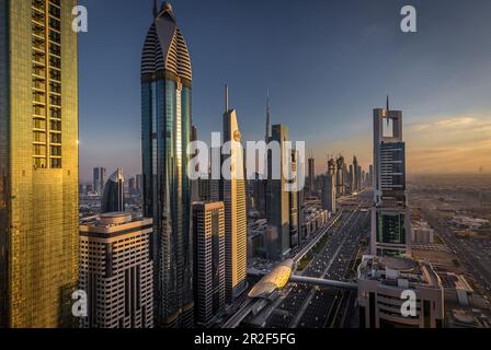 Vue sur les bâtiments futuristes et la route Sheikh Zayed à Dubaï, Émirats arabes Unis Banque D'Images