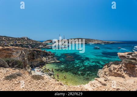Vue sur la mer turquoise sur l'île Comino, Malte Banque D'Images