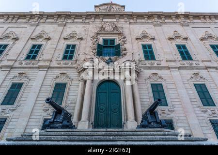 En face de l'Auberge de Castille et Leon à la Valette, Malte Banque D'Images