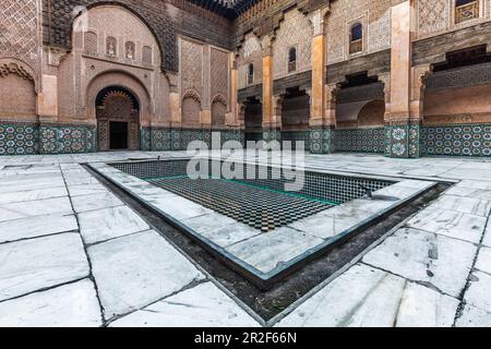 La cour de la Medersa Ben Youssef à Marrakech, Maroc Banque D'Images