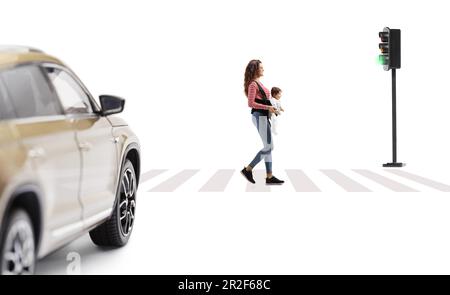 Photo pleine longueur d'une voiture qui attend à la traversée piétonne et mère avec une rue de passage pour bébé isolée sur fond blanc Banque D'Images