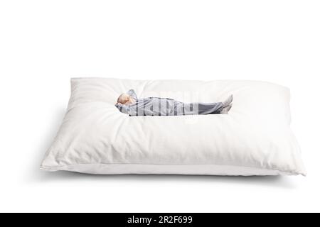 Homme mature en pyjama allongé sur un grand oreiller isolé sur fond blanc Banque D'Images