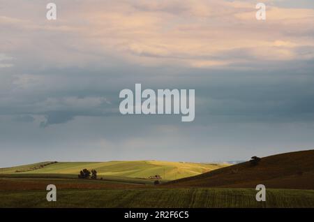 Aquarelle du ciel couvert au-dessus des champs au coucher du soleil dans la campagne de Sicile, Italie Banque D'Images