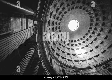 Vue sur l'architecture et le dôme du Panthéon à Rome, Italie Banque D'Images