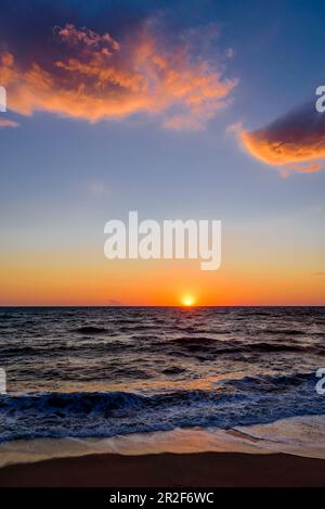 Coucher de soleil sur la plage en face de Stromboli, Calabre, Italie Banque D'Images
