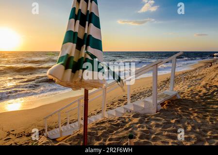 Coucher de soleil sur la plage en face de Stromboli, Calabre, Italie Banque D'Images