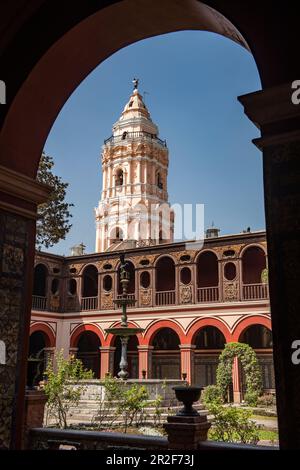 Vue sur une tour à proximité à travers une arcade dans la cour de la Casa Aliga 16th siècle, Lima, Lima, Pérou, Amérique du Sud Banque D'Images