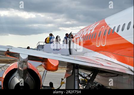 Passagers à bord d'un vol EasyJet à Parme Majorque. Mai 2023. Banque D'Images