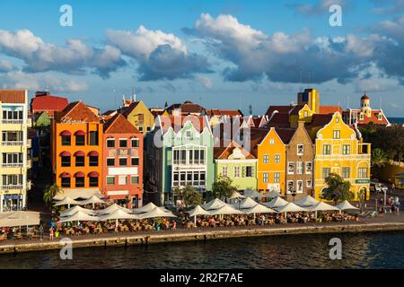 Vue sur le centre-ville en fin d'après-midi, vue de l'autre côté, Willemstad, Curaçao, Antilles néerlandaises, Caraïbes Banque D'Images