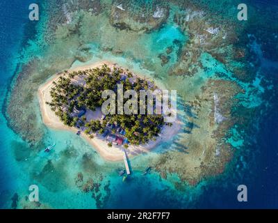 Vue aérienne de l'île et des récifs environnants et de l'eau dans différentes nuances de bleu et de bleu sarcelle, Isla Aroma, San Blas Islands, Panama, Caraïbes Banque D'Images