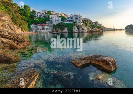 La vue tôt le matin de la capitale de l'île grecque de Skiathos, Grèce Banque D'Images