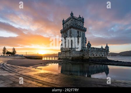 La Torre de Belem au lever du soleil est l'un des symboles de l'époque dorée des Portugais, Lisbonne, Portugal Banque D'Images