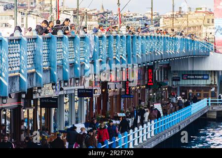 Les locaux pêchent sur le pont de Galata à Istebl, Turquie Banque D'Images