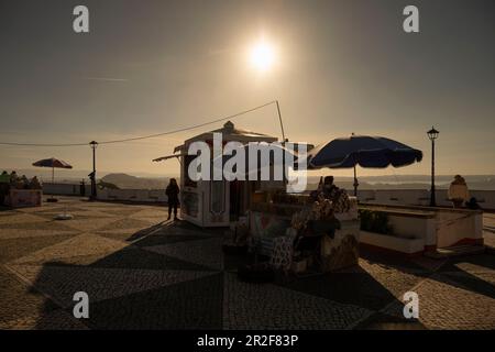 Europe, Portugal, région d'Oeste, Nazaré, zone de Sítio montrant une boutique de cadeaux au sommet d'une falaise et confiseur à Dawn Banque D'Images