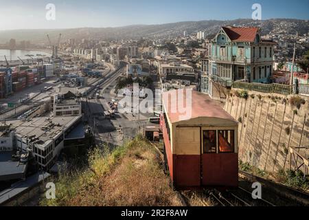 Vue de l'Ascensor Artilleria (ascenseur vers les collines de la ville) de la ville portuaire de Valparaiso, Chili, Amérique du Sud Banque D'Images